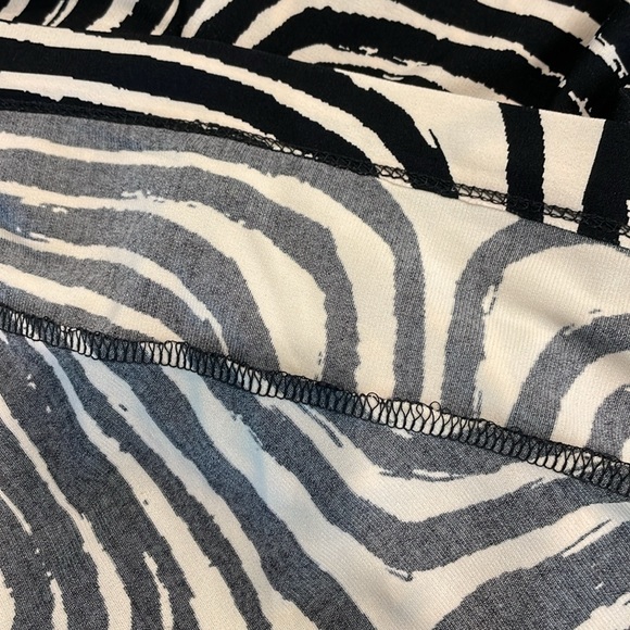 Dressbarn tee shirt style wrap dress in the mod swirl print you will love! Sz 16 - Picture 11 of 12